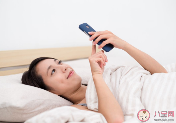 邊喂奶邊玩手機(jī)好嗎 邊喂奶邊玩手機(jī)對(duì)寶寶有什么影響