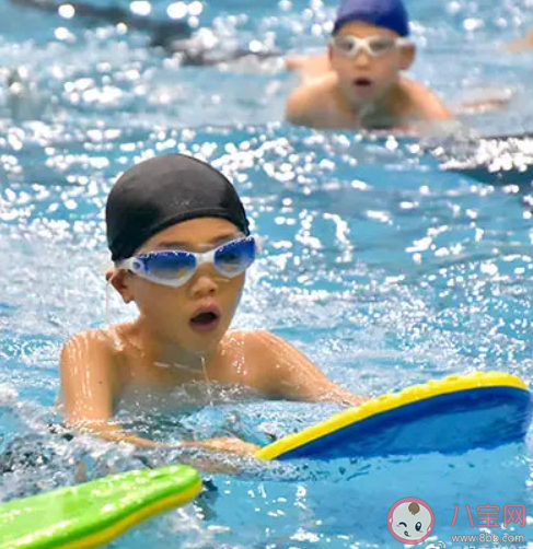 孩子學(xué)游泳真的越早越好嗎 孩子幾歲開始學(xué)游泳最好