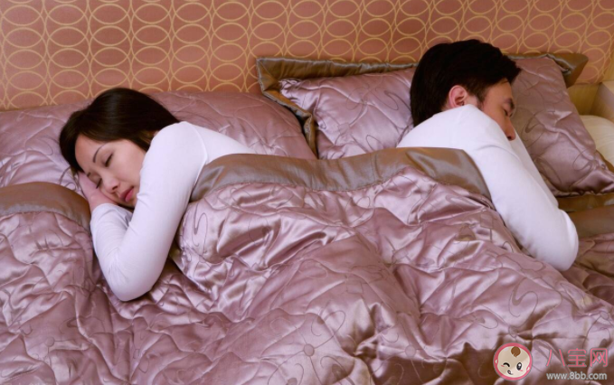 為什么很多夫妻中年以后分開睡 中年夫妻分房睡有哪些壞處