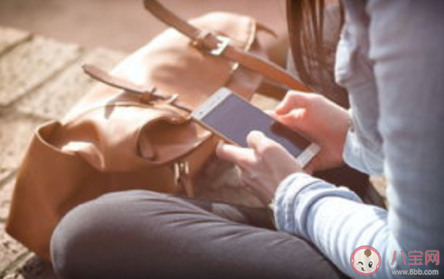 你會偷看伴侶的手機嗎 偷看伴侶手機是怎樣的行為 你會偷看伴侶的手機嗎 偷看伴侶手機是怎樣的行為