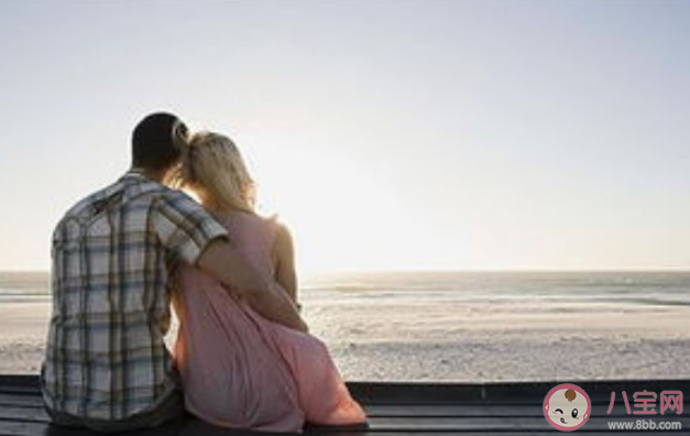 你會偷看伴侶的手機嗎 偷看伴侶手機是怎樣的行為 你會偷看伴侶的手機嗎 偷看伴侶手機是怎樣的行為