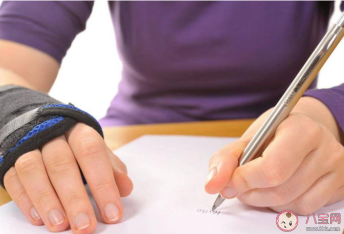 用右手吃飯左手寫字是左撇子嗎 為什么有人可以左右開弓