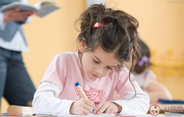 孩子寫作業必須要陪嗎 幫助孩子獨立寫作業的方法 孩子寫作業必須要陪嗎 幫助孩子獨立寫作業的方法