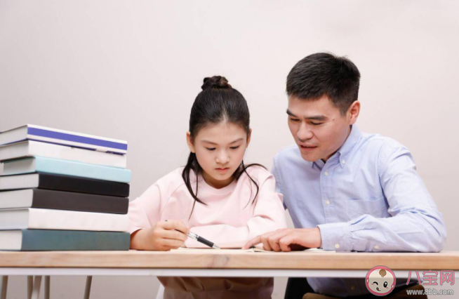 孩子寫作業必須要陪嗎 幫助孩子獨立寫作業的方法 孩子寫作業必須要陪嗎 幫助孩子獨立寫作業的方法