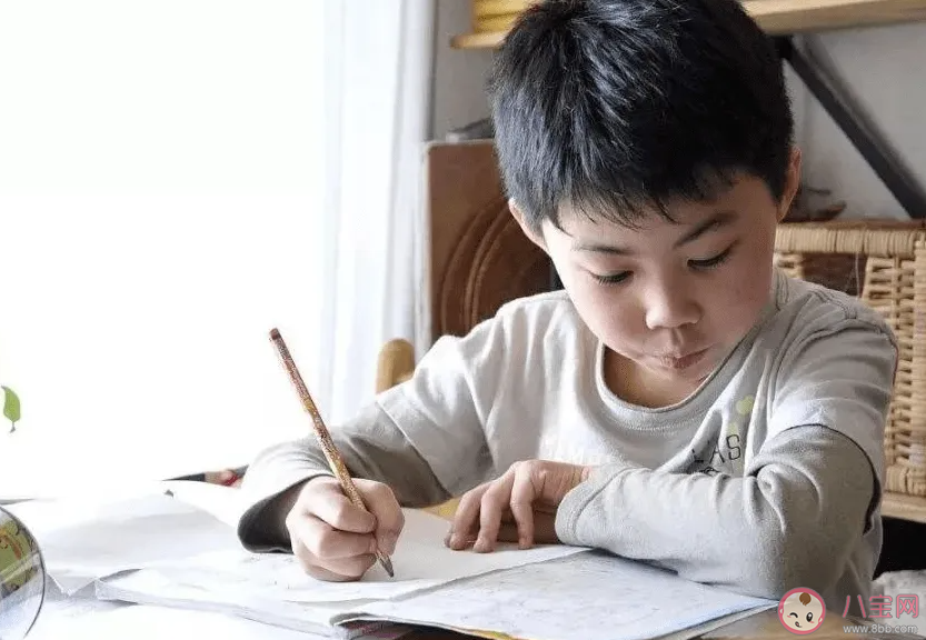 孩子寫作業家長必須要陪嗎 要不要陪孩子寫作業