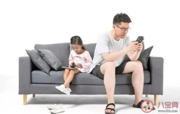 孩子想玩手機到底給不給 為什么孩子愛玩手機