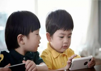 孩子想玩手機到底給不給 為什么孩子愛玩手機