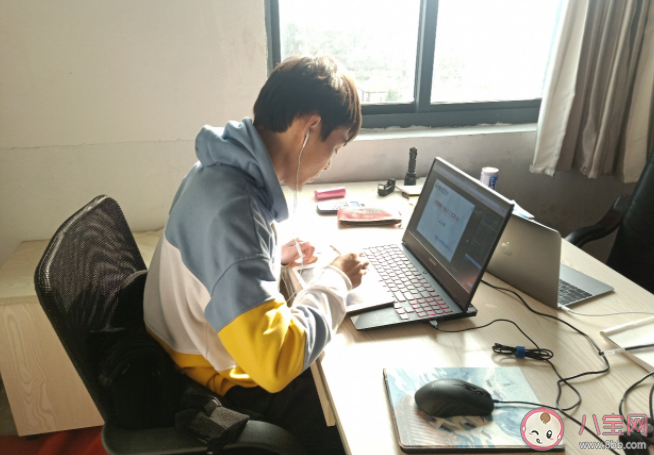 空巢大學(xué)生是什么意思 大學(xué)生在家上網(wǎng)課期間需要注意些什么