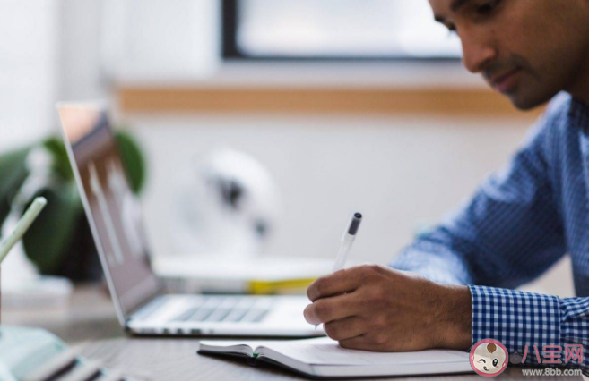 為什么工作時(shí)總?cè)滩蛔⊥媸謾C(jī) 為什么我們現(xiàn)在那么依賴手機(jī)