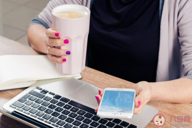 為什么工作時(shí)總?cè)滩蛔⊥媸謾C(jī) 為什么我們現(xiàn)在那么依賴手機(jī)