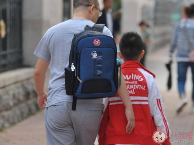 家長該不該替孩子背書包 為什么爭議這么大