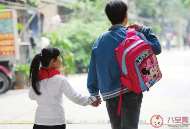 家長該不該替孩子背書包 為什么爭議這么大