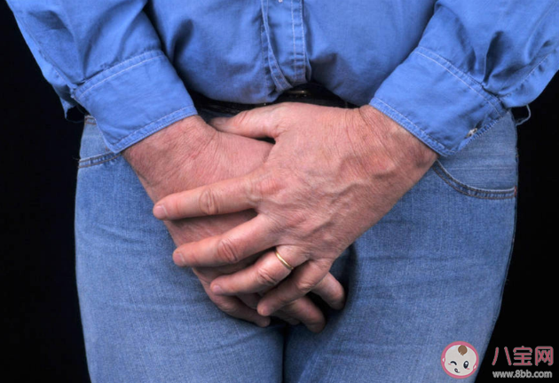 男人在馬桶里尿是該站還是該坐 坐著尿尿會不會尿不干凈