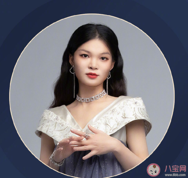 天青青雨清清誰在月下花弄影是什么歌 《月下》完整版歌詞在線聽歌