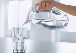 夏季每天應該喝多少水 多喝水有助于減肥嗎