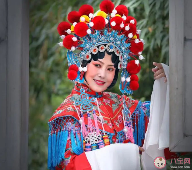 插科打諢指的是戲曲表演中穿插什么內容 螞蟻莊園8月5日答案