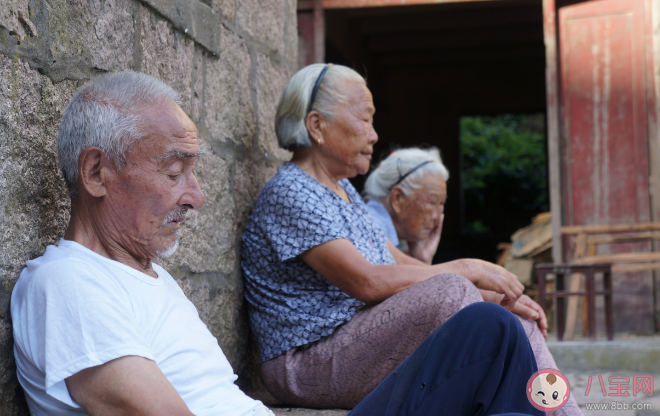 社交少會讓腦子變小嗎 老年交友圈少是社交能力下降了嗎 社交少會讓腦子變小嗎 老年交友圈少是社交能力下降了嗎