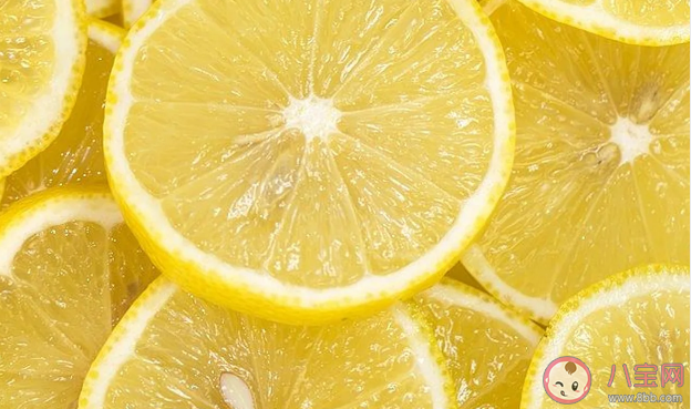 檸檬加牛奶會結(jié)塊吃下去會得結(jié)石嗎 檸檬適合和什么一起搭配喝