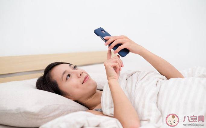 側躺玩手機有什么危害 怎么盡量減輕睡前玩手機的傷害