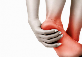 足跟疼痛做哪些動作可以緩解 足底筋膜炎怎么治療