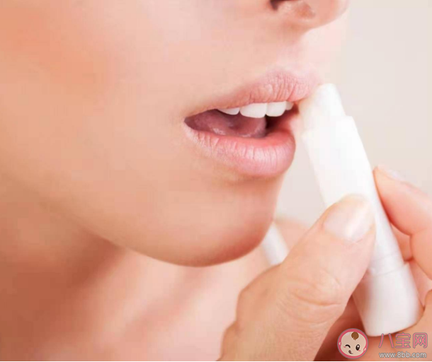 為什么嘴唇特別容易干 嘴唇干涂唇膏沒用是怎么回事