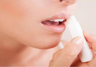 為什么嘴唇特別容易干 嘴唇干涂唇膏沒用是怎么回事