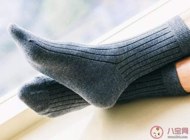 經(jīng)常聞臭襪子有多可怕 人為什么愛聞臭襪子味 經(jīng)常聞臭襪子有多可怕 人為什么愛聞臭襪子味