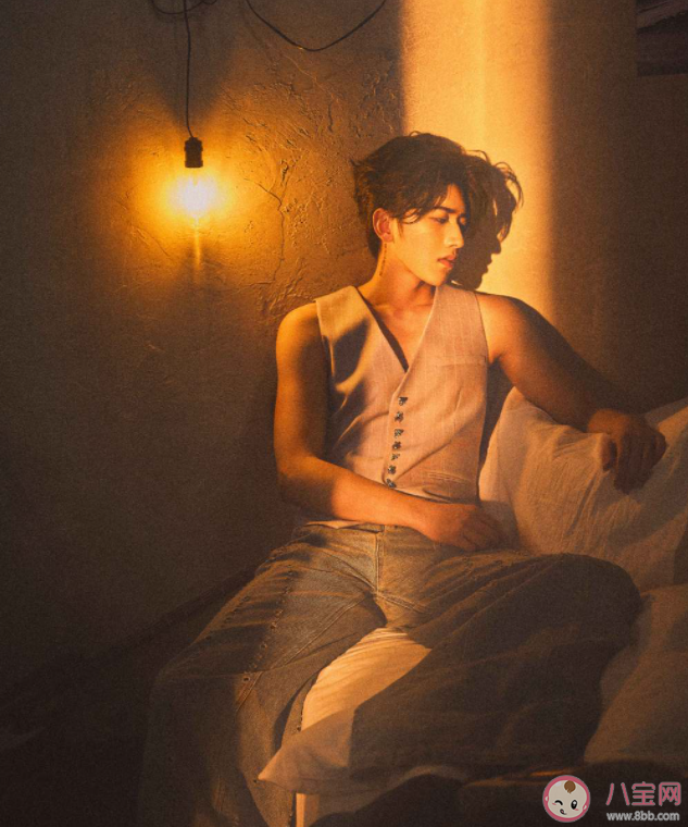 蔡徐坤新歌《Spotlight》歌詞是什么 《Spotlight》歌曲歌詞介紹