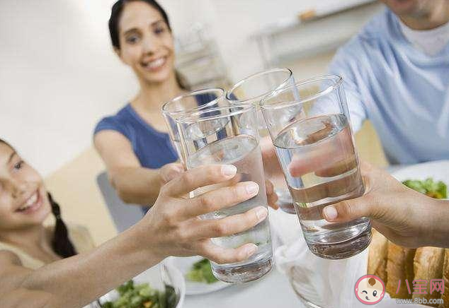 邊吃飯邊喝水會消化不良 飯前喝水還是飯后喝水好