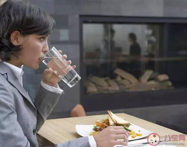 邊吃飯邊喝水會消化不良 飯前喝水還是飯后喝水好