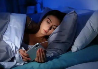 手機成癮是影響睡眠質量重要因素嗎 為什么睡前不能看手機